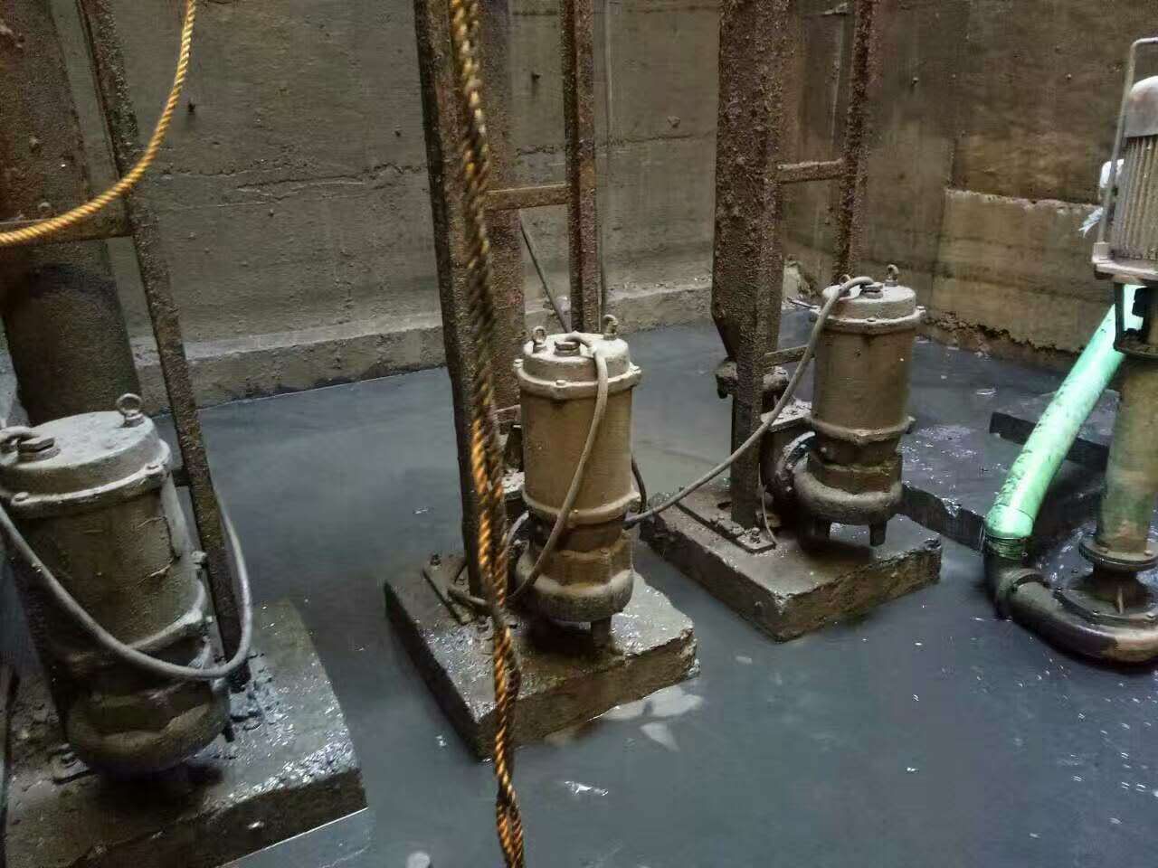 三乡镇污水池清理