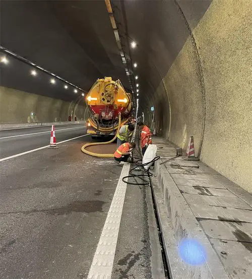 三乡镇隧道排水渠清淤